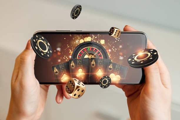 Pengguna mobile membaca aturan akun